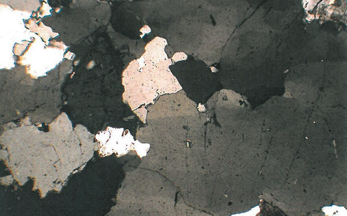 Durchlichtmikroskopische Aufnahme eines Granits (Petrographische Prüfung)